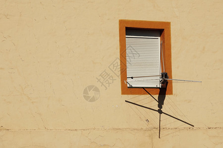 西班牙毕尔巴鄂市黄楼外的窗口图片