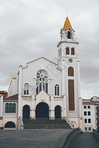 西班牙毕尔巴鄂市街道大教堂建筑图片