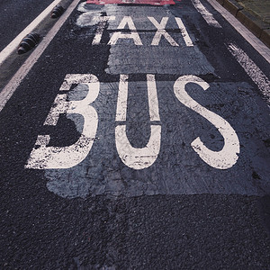 西班牙毕尔巴鄂市街道上的公路共汽车和出租牌路标图片