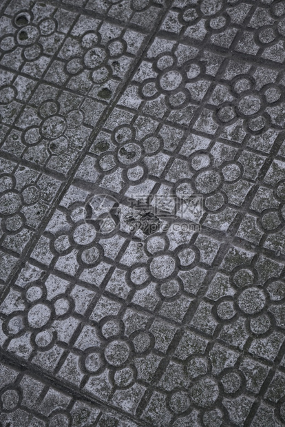 城市街道上的灰色泥瓦路面