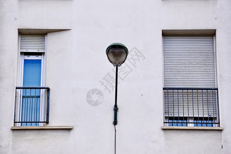 毕尔巴鄂市的白色窗口图片