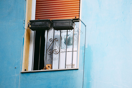 西班牙毕尔巴鄂市蓝色建筑外的窗口图片