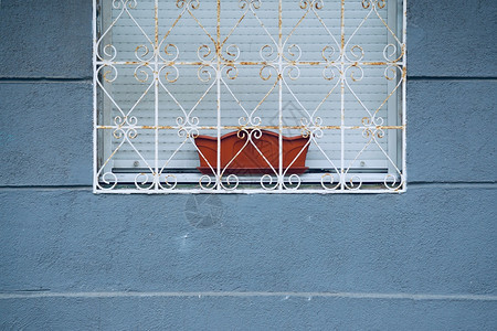 西班牙毕尔巴鄂市蓝色建筑外的窗口图片