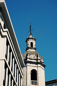 西班牙毕尔巴鄂市教堂建筑街上纪念碑图片