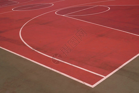 街道上有白线的空篮球场图片