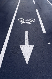 城市街道上公路的自行车交通信号图片