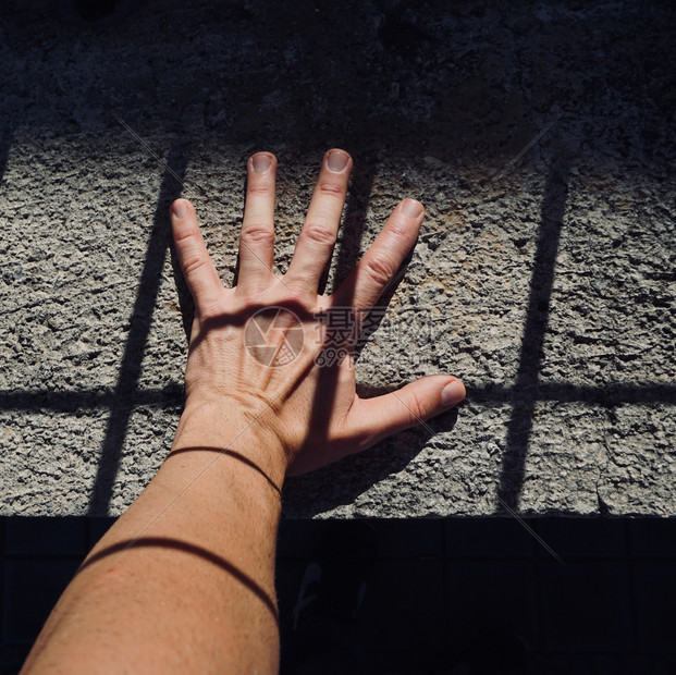 众人的手在阴影中光明和阴影中