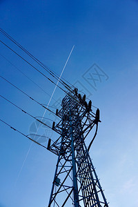 西班牙毕尔巴鄂的电力塔和蓝色天空图片
