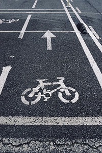 西班牙毕尔巴鄂市街道上的自行车交通信号图片