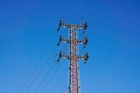 电塔和蓝天空高压电力图片