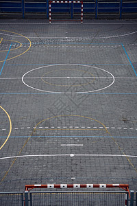 西班牙毕尔巴鄂市的街头足球场运动图片