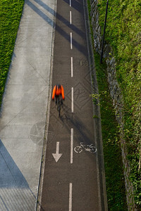 西班牙毕尔巴鄂市街头骑自行车的者交通方式图片