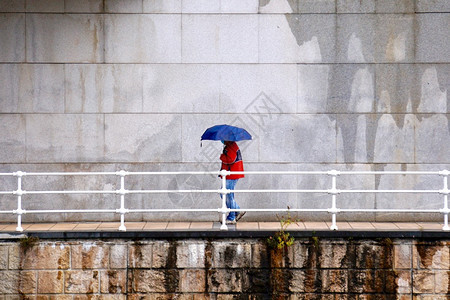 冬季雨有天带伞的人图片