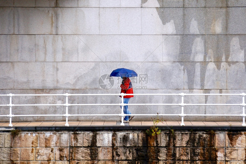 冬季雨有天带伞的人图片