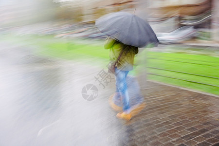 西班牙毕尔巴鄂市雨天带伞的人图片