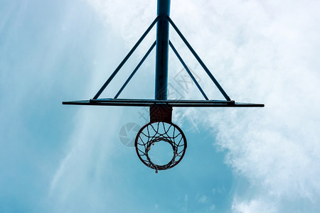 配网街头篮球圈和蓝天背景