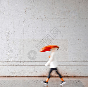 西班牙毕尔巴鄂市春季雨天带伞的人图片