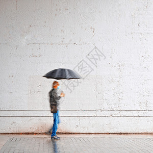 西班牙毕尔巴鄂市春季雨天带伞的人图片