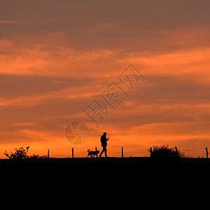 国内人走在美丽的夕阳下背景图片