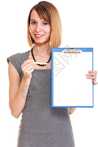 年轻商业女青站在她的剪贴板上图片