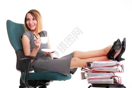拥有大量文件的女商人孤立白色红时钟年轻放松的双腿图片