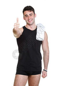 健康快乐的年轻人用白色毛巾将背景的毛巾隔开图片