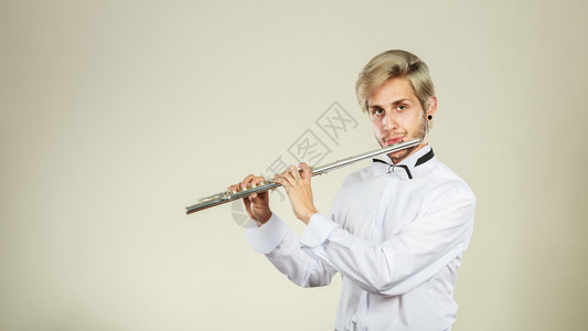 吹风笛的音乐演奏职业男吹风音乐家演奏者图片