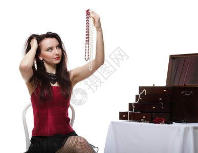 女孩在红衣架椅上跳舞白色孤立的表演女员珠宝图片