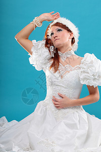 雪女王蓝色背景的白裙子美丽姜子图片