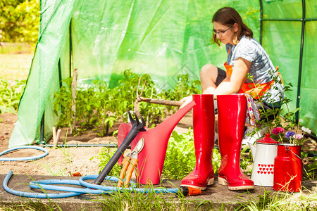 在花园户外的艺工具红色橡胶靴水可冲图片