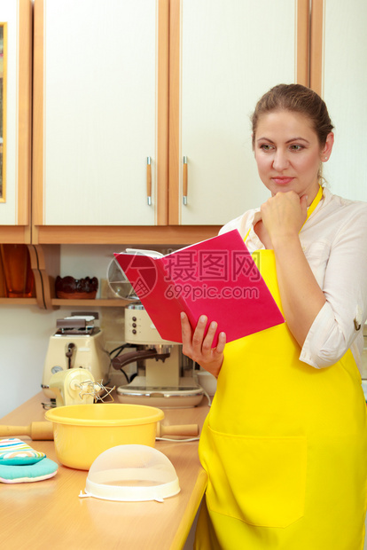 家庭主妇计划晚饭中年女厨师在房做饭图片