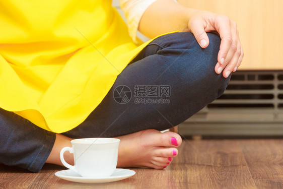 围裙上的女人在厨房里喝着咖啡家庭主妇在休息地板上图片