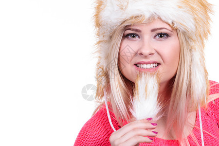 穿着毛发冬帽的迷人金发女穿着毛皮冬帽的迷人女图片