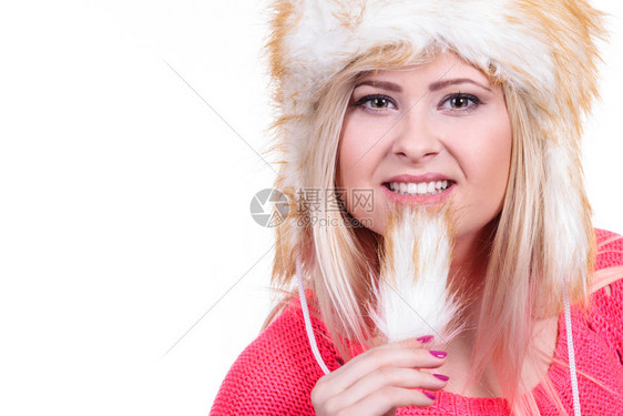 穿着毛发冬帽的迷人金发女穿着毛皮冬帽的迷人女图片