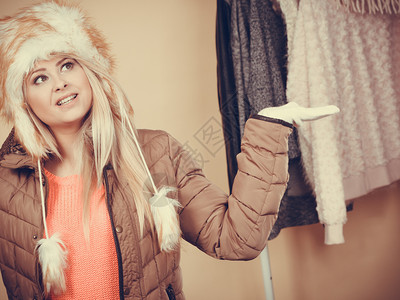 时装概念寒冷时期的服饰和衣时装概念穿着俄罗斯风格和手套的冬季金发女郎温暖的毛帽和手套图片