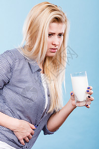 乳糖不容制品食的健康问题概念妇女拿着杯牛奶胃痛妇女拿着牛奶肚子痛妇女拿着奶杯肚子痛图片
