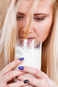 饮用健康的牛奶图片