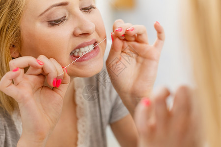 每天口腔卫生牙科概念妇女用牙线打妇女用线打图片