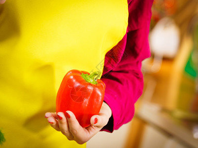 妇女手持红铃椒美味健康饮食蔬菜提供物辣椒背景图片