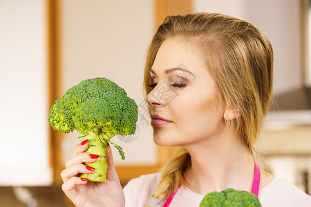 带着生绿色蔬菜花椰自然有机健康食品概念女人拿着花椰菜图片