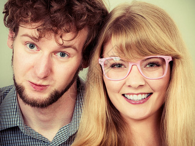 戴眼镜的年轻男女快乐工作室的笑脸朋友情侣背景图片