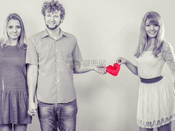 三角关系和感情三个人幸福的关系两个女人有一男禁止爱的概念三角关系快乐图片