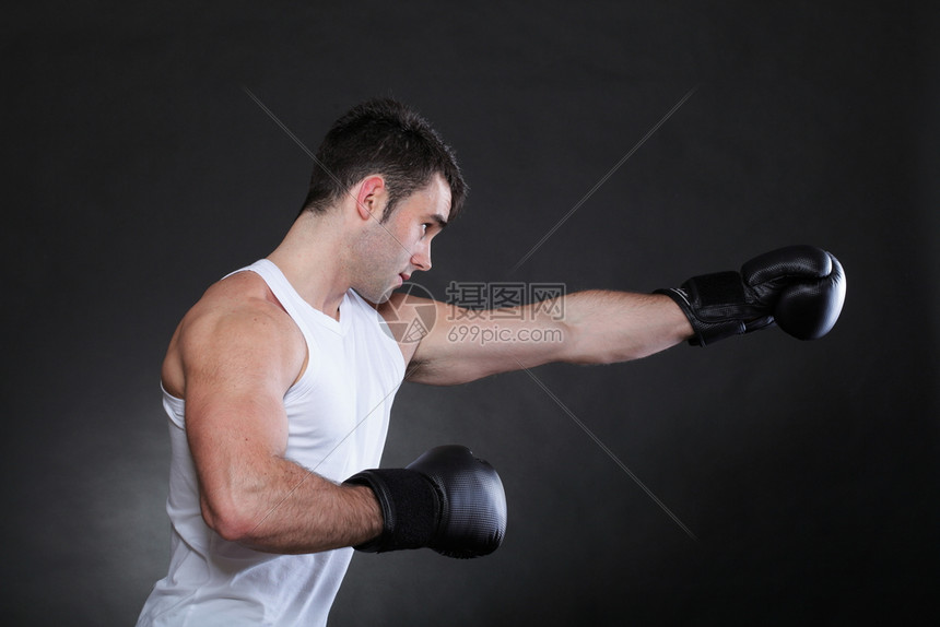 在黑暗背景下工作室的肖像运动员拳击手图片