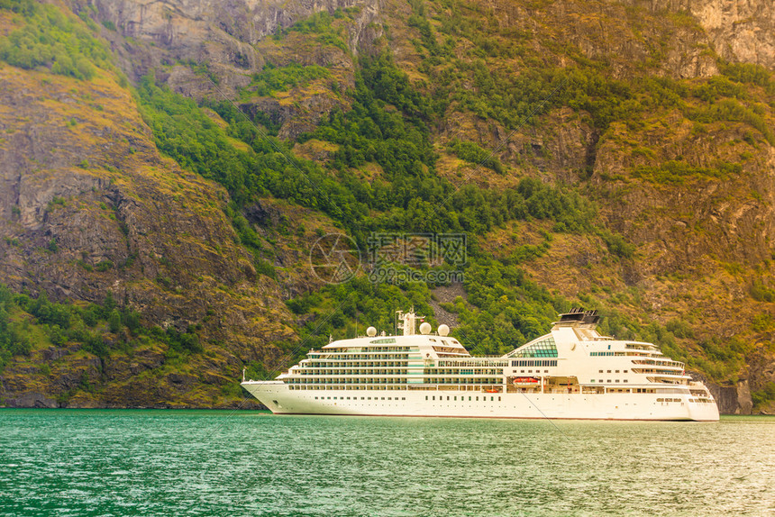 航行在挪威斯堪的纳维亚湾山地景观和游轮船图片