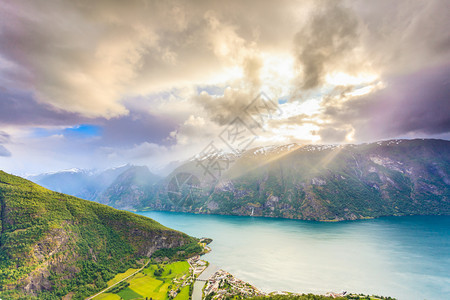 旅游和风景自然观从Stegastein的角度从日落时景的奥兰河谷和峡湾的景象挪威斯堪的纳维亚图片