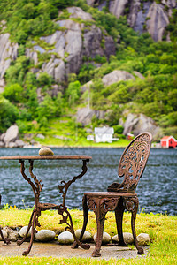 咖啡桌和椅子外面靠近湖水户外休闲休息场所室外靠近湖边的带椅子的咖啡桌图片