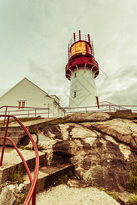 南挪威岩石海岸边缘的历史红色白灯塔LindesnesFyr信标挪威LindesnesLighthouse图片