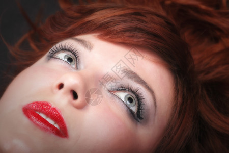 可爱的红发美女年轻漂亮的红发美女蓝眼睛图片