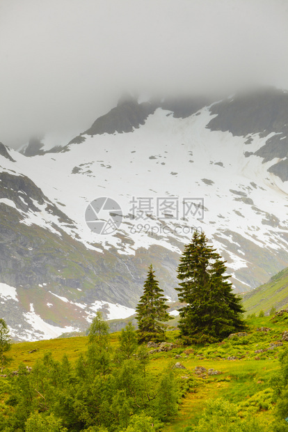 旅游度假和夏季山地景观和顶的雪峰挪威斯堪的纳维亚挪威山地景观图片