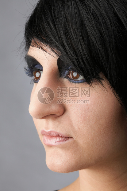 工作室的美女脸色蓝和黑灰背景女人的肖像专业化妆和发型图片